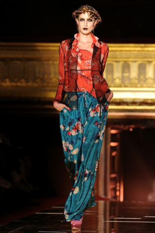 Illustration for article titled Gothic Glamour At John Galliano